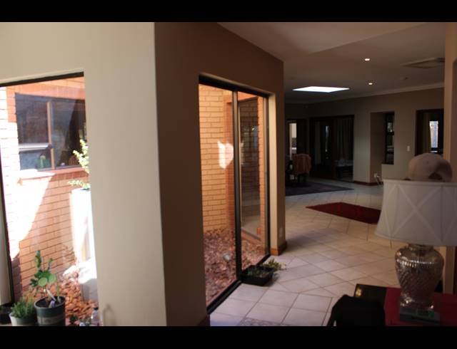 5 BEDROOM FREEHOLD TO LET IN WOODHILL GOLF ESTATE